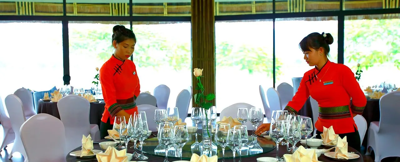 Nhà hàng Nón dựng từ 15.000 cây tre