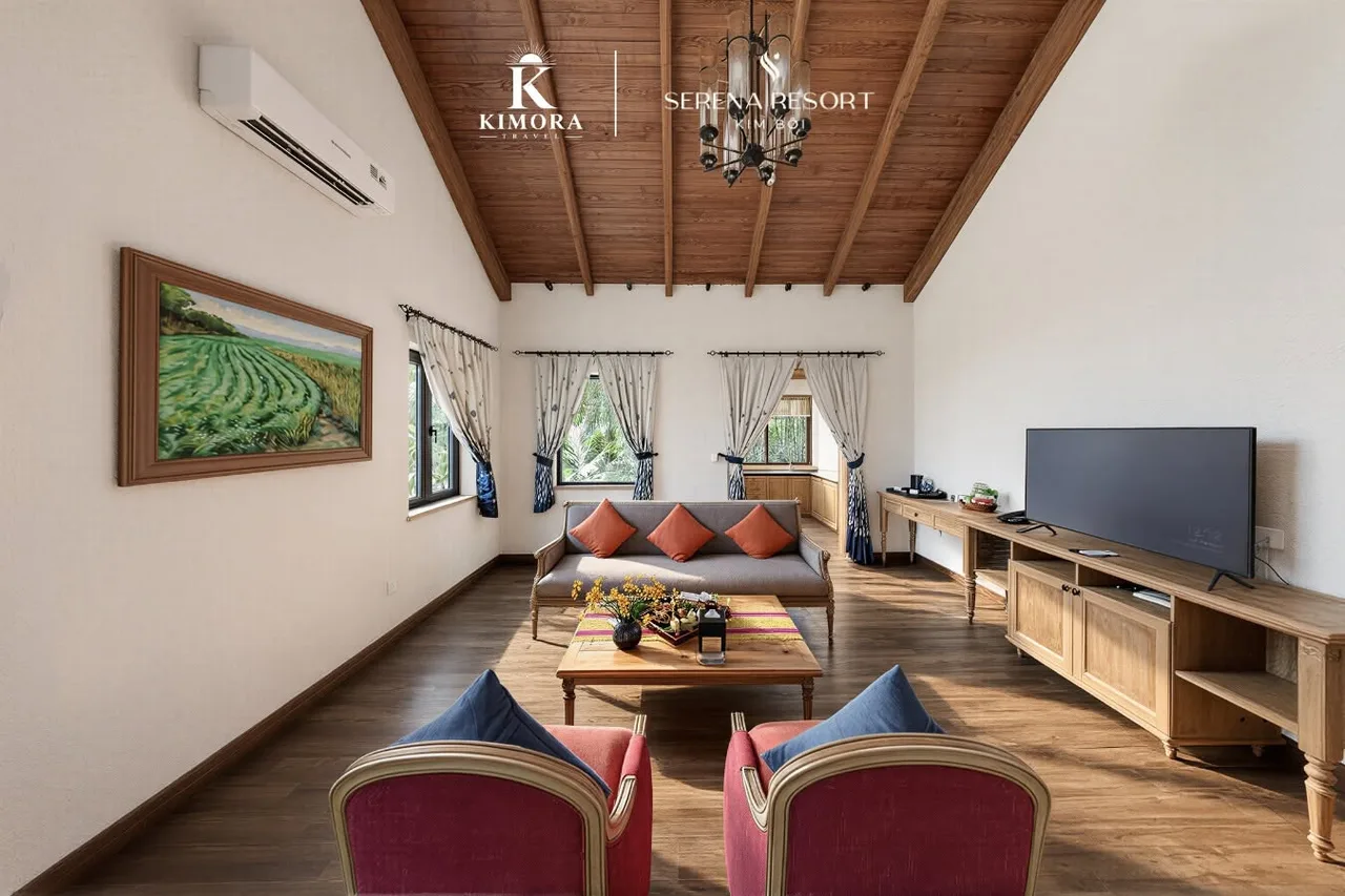 Phòng khách trần gỗ, sofa và tranh đồng lúa
