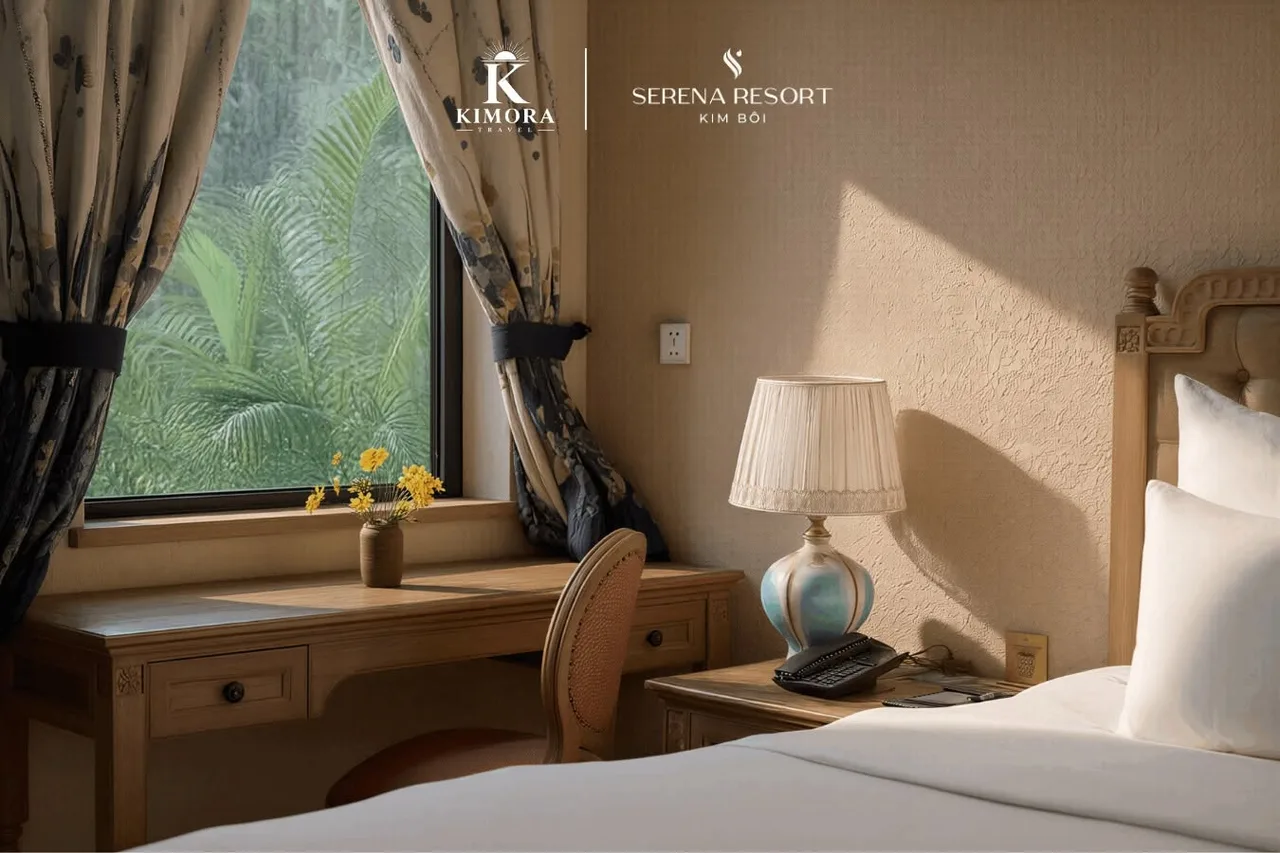 Góc làm việc bên cửa sổ nhìn ra vườn