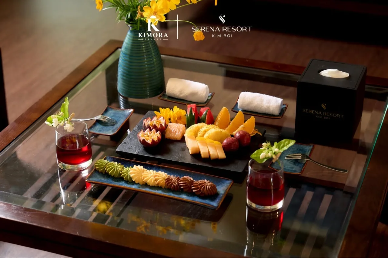Trà và hoa quả chào đón trong villa